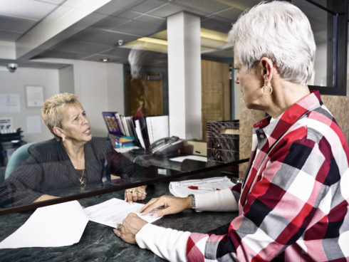 Twee vrouwen in discussie
